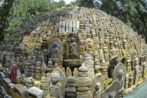 Der seit 723 n. Chr. in Betrieb befindliche Okunoin-Friedhof von Koyasan ist ein magischer Ort