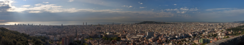 Ein Panoramablick auf Barcelona von einem der Hügel der Stadt, dem Guinardo