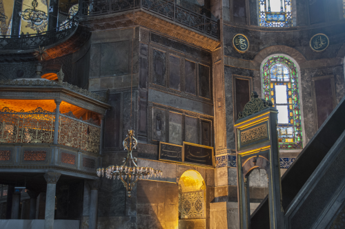 Die Hagia Sofia in Istanbul wurde von der katholischen Kirche zur Moschee und dann zum Museum.  Nun ist sie wieder zur Moschee geworden.