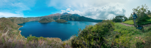Annette an der Laguna de Cuicocha, einem Vulkansee in Ecuador