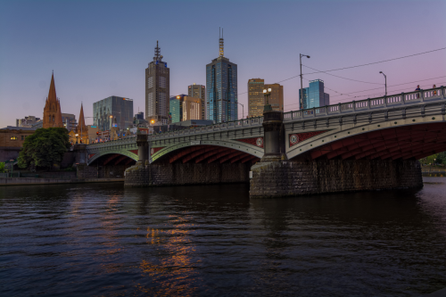 Die Princes Bridge überquert den Yarra River in Melbourne