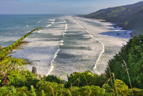 Wellen in perfekter Symmetrie an Neuseelands Westküste