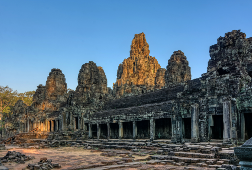 Mit seinen großen Gesichtern, die in alle vier Richtungen zeigen, ist der Bayon eine der Hauptattraktionen von Angkor Wat