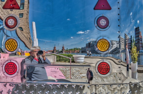Selbstporträt mit der Berliner Oberbaumbrücke im Hintergrund