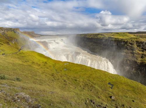 Gullfoss, isländisch für "Goldener Wasserfall", gab der Touristenroute "Golden Circle" ihren Namen