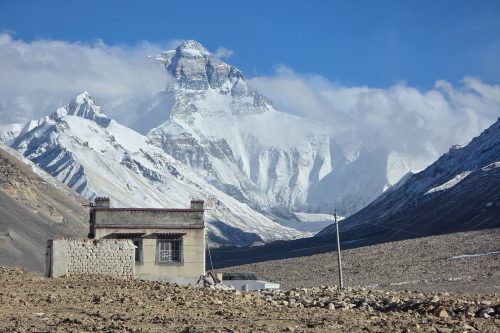 Der Mount Everest taucht aus den Wolken auf
